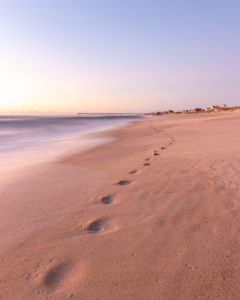 Footprints in the sand during daytime, by Timothy Klinger