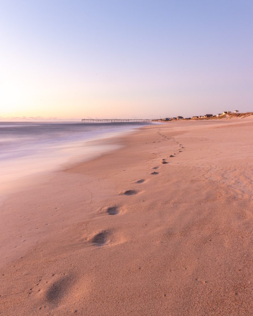 Footprints in the sand during daytime, by Timothy Klinger